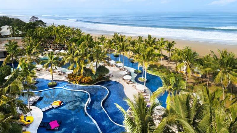 Bali beach clubs: W Retreat and Spa;s huge pool area