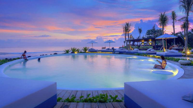 Bali beach clubs: Komune sunset view