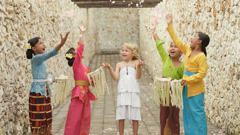 Bali with kids: Western and Balinese kids having fun