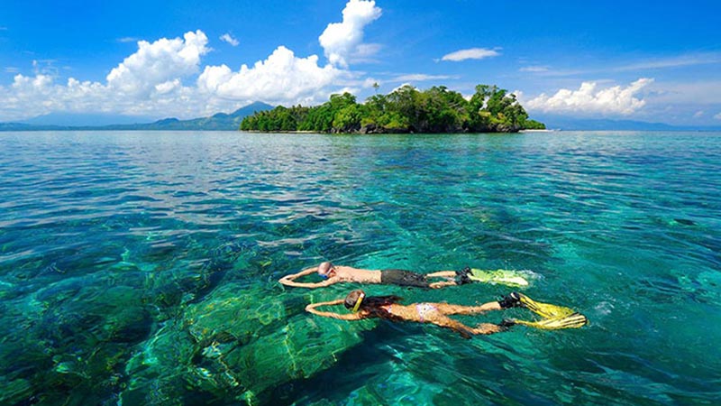 National parks in Indonesia: Snorkeling at Siladen island