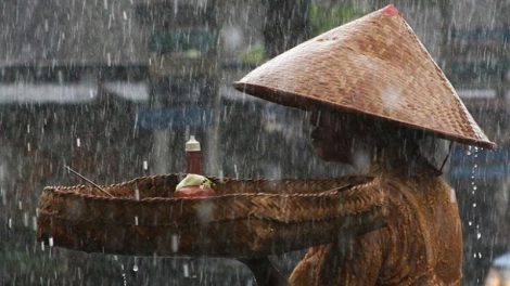 Things to do in Bali when it rains: Local woman with offerings